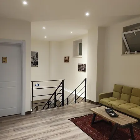 Ora E Vjeter فلورا